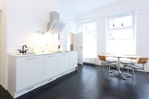 Køleskab, mikrobølgeovn, kogeplade, opvaskemaskine
