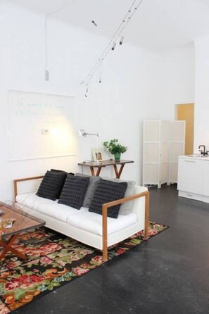 TV connectée, livres, vidéothèque, chaîne hi-fi