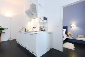 Kühlschrank, Mikrowelle, Herdplatte, Geschirrspüler