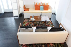 Smart-TV, Bücher, Videothek, Stereoanlage