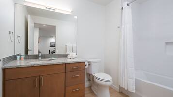 Leilighet – standard, 1 soverom | Bad | Toalettartikler (inkludert), hårføner og håndklær