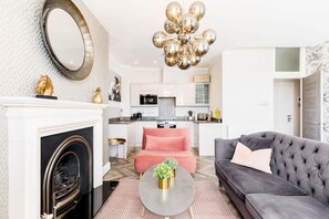 TV, fireplace, offices - L-Spa Boutique Apartments - Wonderful and spacious two bedroom apartment (Leamington Spa)