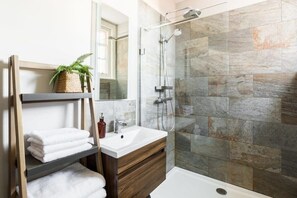 Shower, hair dryer, towels - L-Spa Boutique Apartments - Wonderful and spacious two bedroom apartment (Leamington Spa)