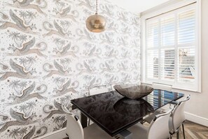 Dining - L-Spa Boutique Apartments - Wonderful and spacious two bedroom apartment (Leamington Spa)