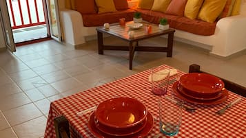 Télévision, lecteur de DVD, table de tennis de table, vidéothÚque