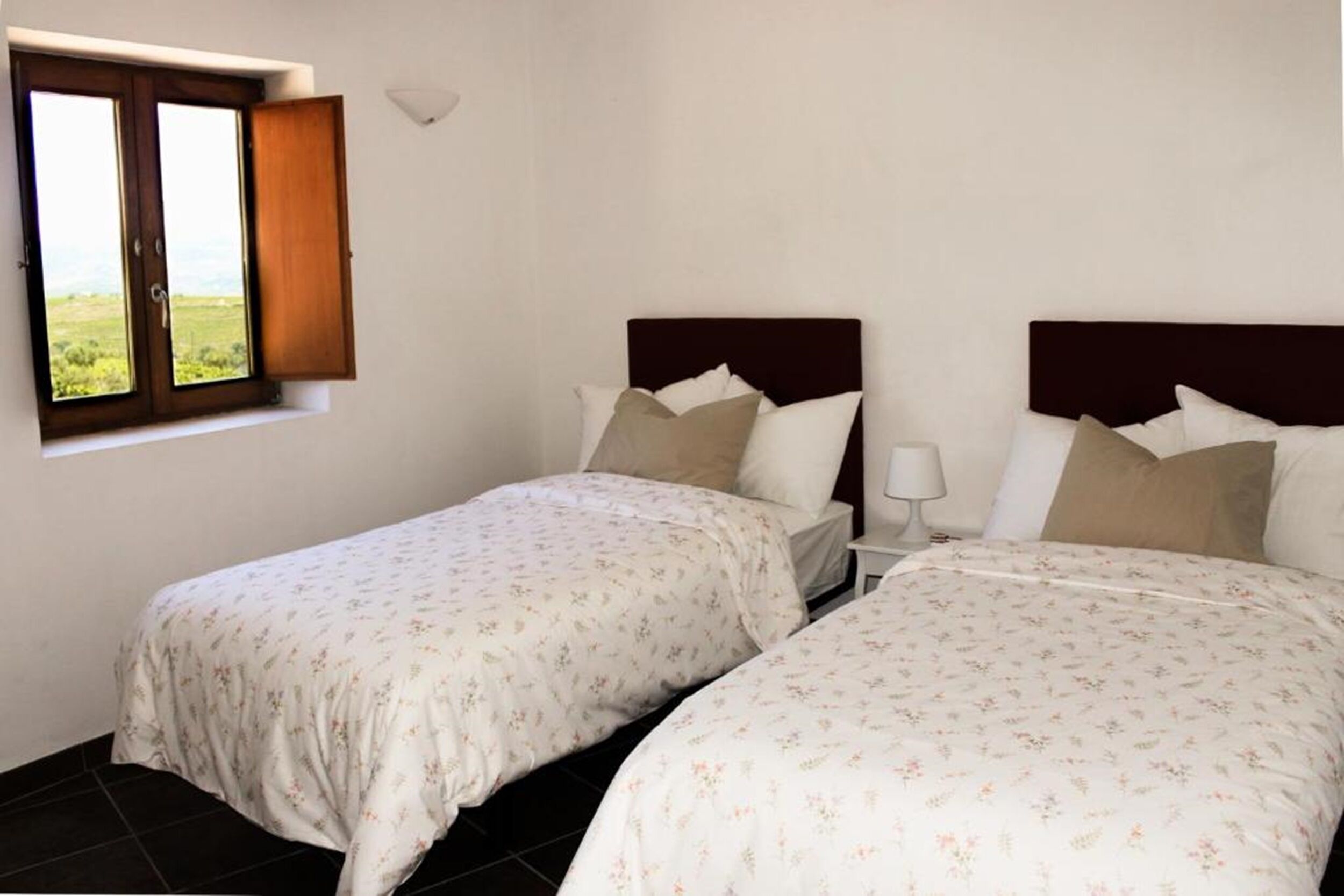 3 dormitorios, escritorio, tabla de planchar con plancha y cuna de viaje