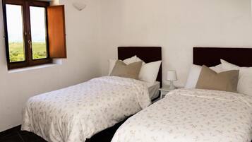 3 dormitorios, escritorio, tabla de planchar con plancha y cuna de viaje