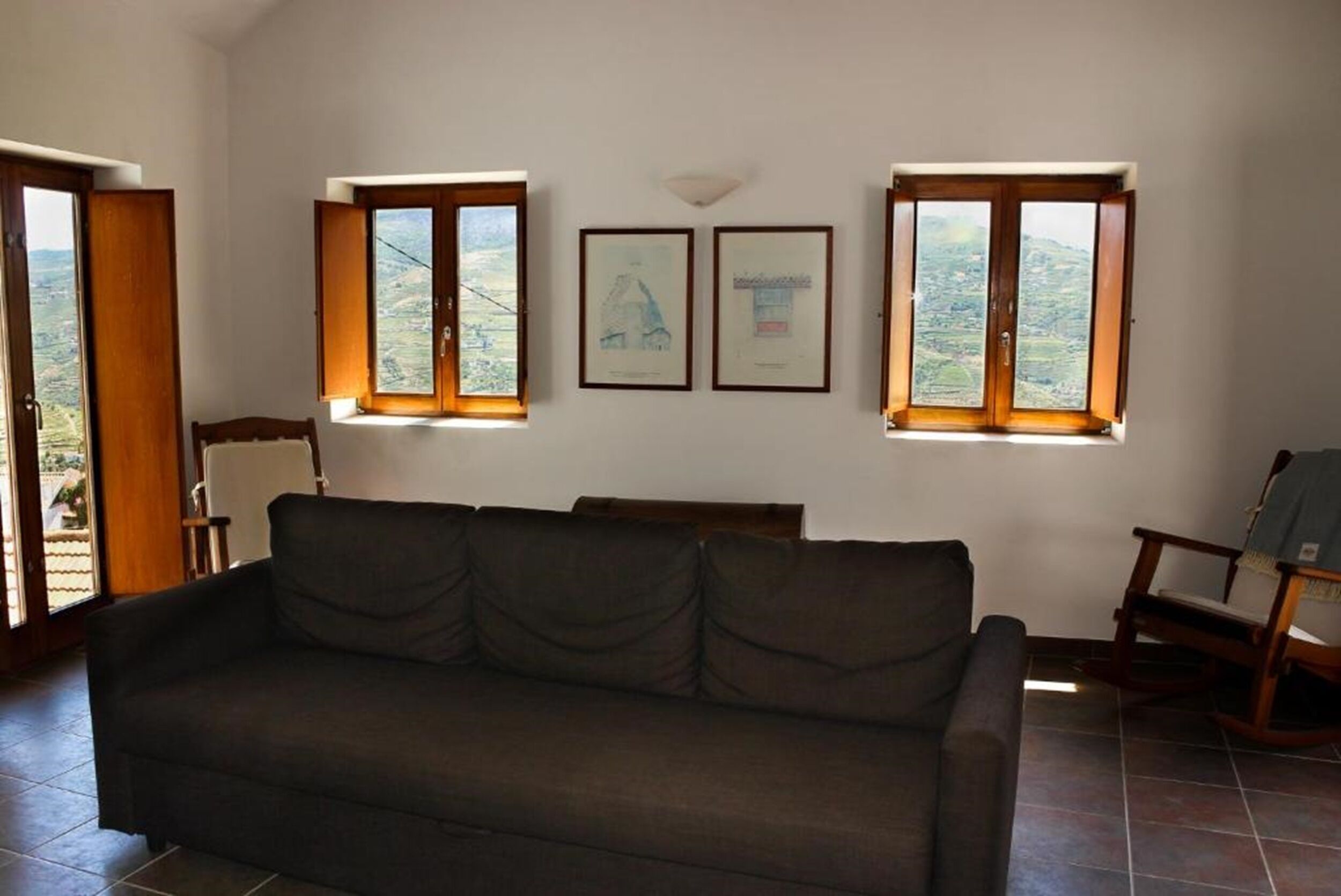 TV, lareira, DVD player, livros