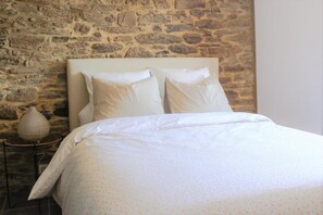 3 bedrooms, desk, iron/ironing board, travel cot