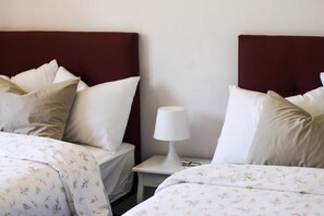 3 dormitorios, escritorio, tabla de planchar con plancha y cuna de viaje