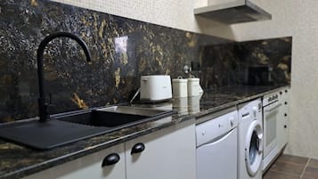 Frigorífico, microondas, horno y placa de cocina