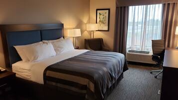 Escritorio, espacio para trabajar con laptop y cortinas blackout