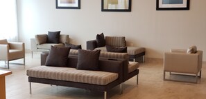 Lobby sitting area - Wingate by Wyndham Christiansburg (Christiansburg)