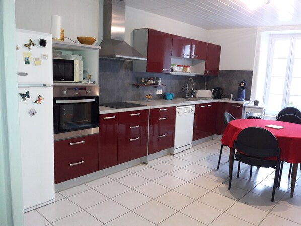 Frigorífico, microondas, horno y placa de cocina