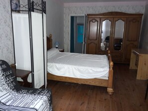 2 habitaciones, escritorio, tabla de planchar con plancha y wifi 