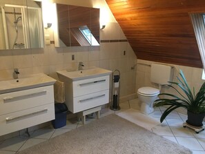 Douche, baignoire à jets, sèche-cheveux, serviettes fournies