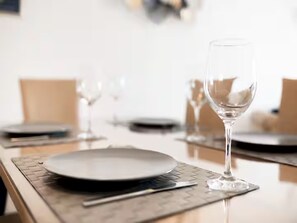 Een eettafel met een bord, een mes en een glas.