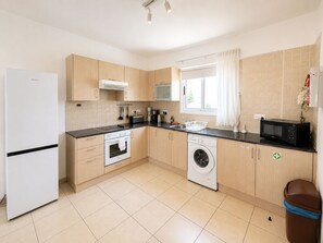 Coffee/tea maker, fridge, microwave, oven