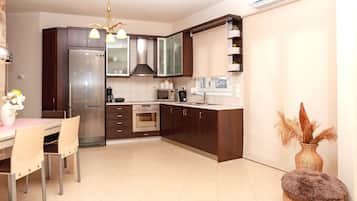 Kühlschrank, Mikrowelle, Ofen, Geschirrspüler