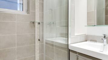 Een douche, een haardroger, handdoeken, zeep