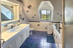 Duschwanne, Whirlpool, Bidet, Handtücher