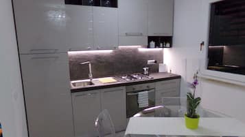 Kühlschrank, Ofen, Herdplatte, Wasserkocher mit Kaffee-/Teezubehör