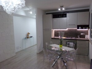 Kühlschrank, Ofen, Herdplatte, Wasserkocher mit Kaffee-/Teezubehör