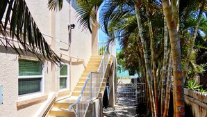 Una escalera conduce a un edificio con vistas al océano.