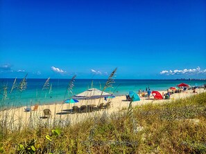 On the beach - Beach Club Vacation Rentals Pass-A-Grille Gulf Front Luxury Condo for 6 (St Pete Beach)