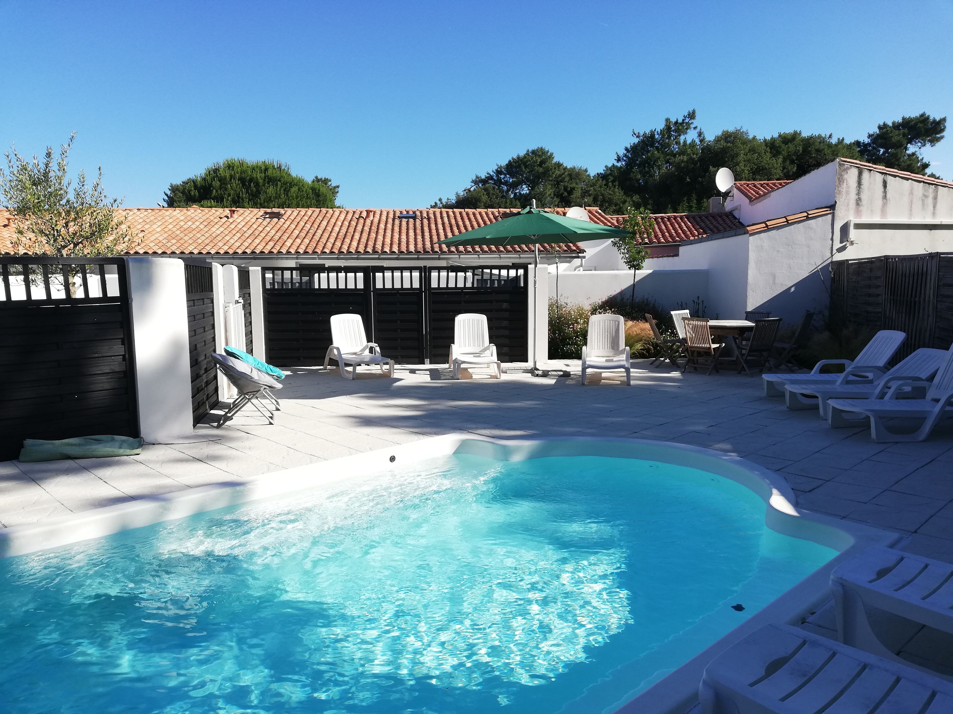 حمّام سباحة مُدفَّأ