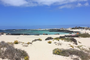 Plage, chaises longues, serviettes de plage