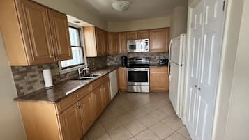 Een koelkast, een magnetron, een oven, een kookplaat