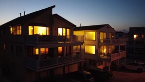 Ein zweistöckiges Gebäude mit Balkonen und großen Fenstern, vermutlich ein Hotel oder Wohnkomplex.