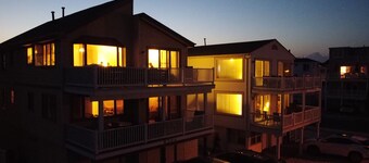 Views, Views, Views! Beachfront on quiet cul-du-sac. Fully Equipped 4 Bedroom