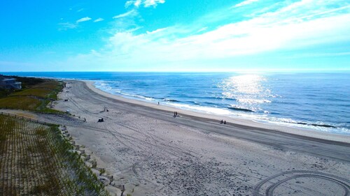 Views, Views, Views! Beachfront on quiet cul-du-sac. Fully Equipped 4 Bedroom