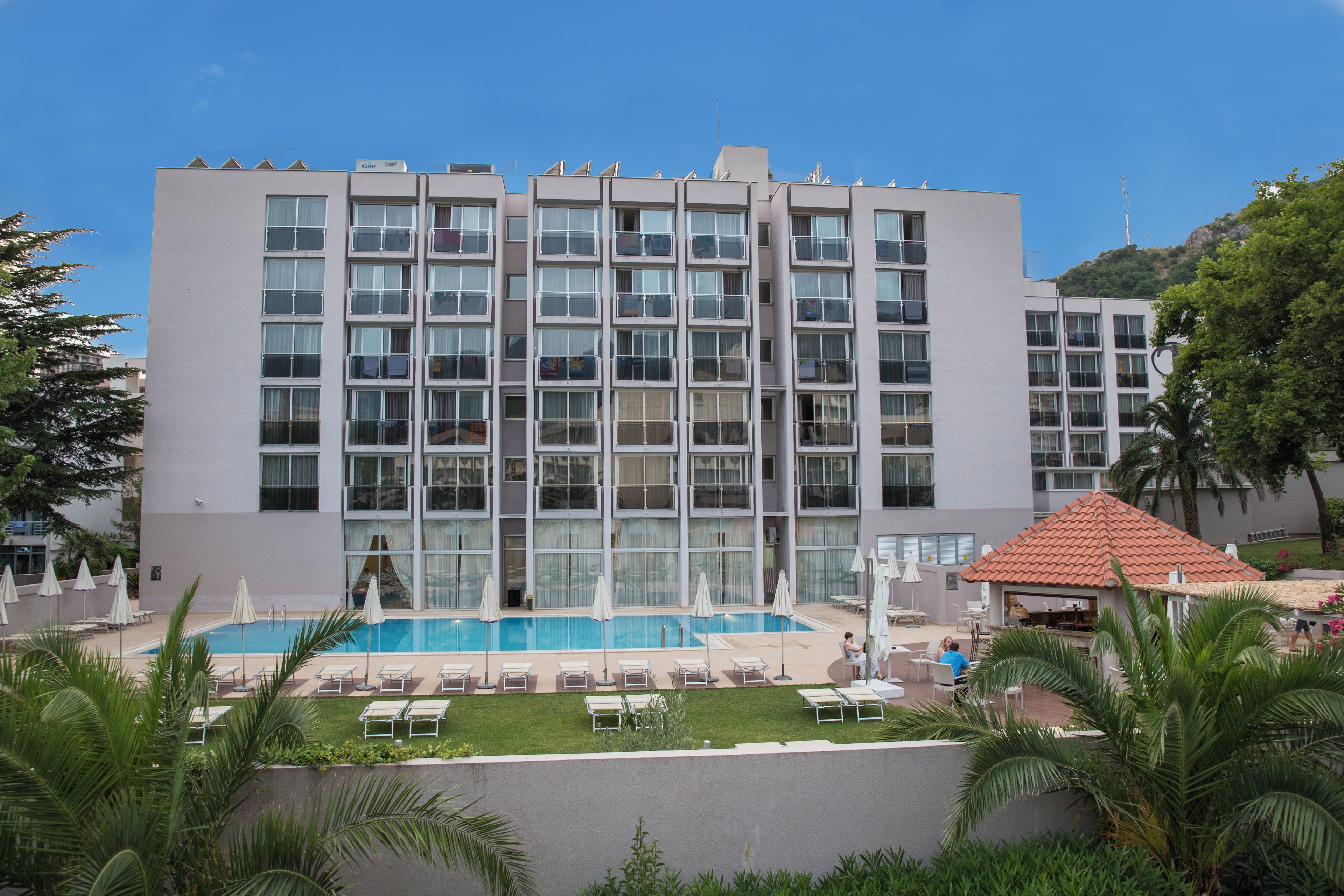 Un hôtel doté d’une piscine, de nombreux balcons et d’espaces extérieurs aménagés pour se détendre.