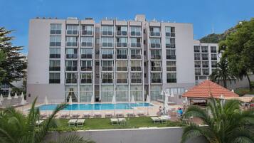 Un hôtel doté d’une piscine, de nombreux balcons et d’espaces extérieurs aménagés pour se détendre.