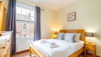 2 bedrooms, iron/ironing board, internet, bed sheets