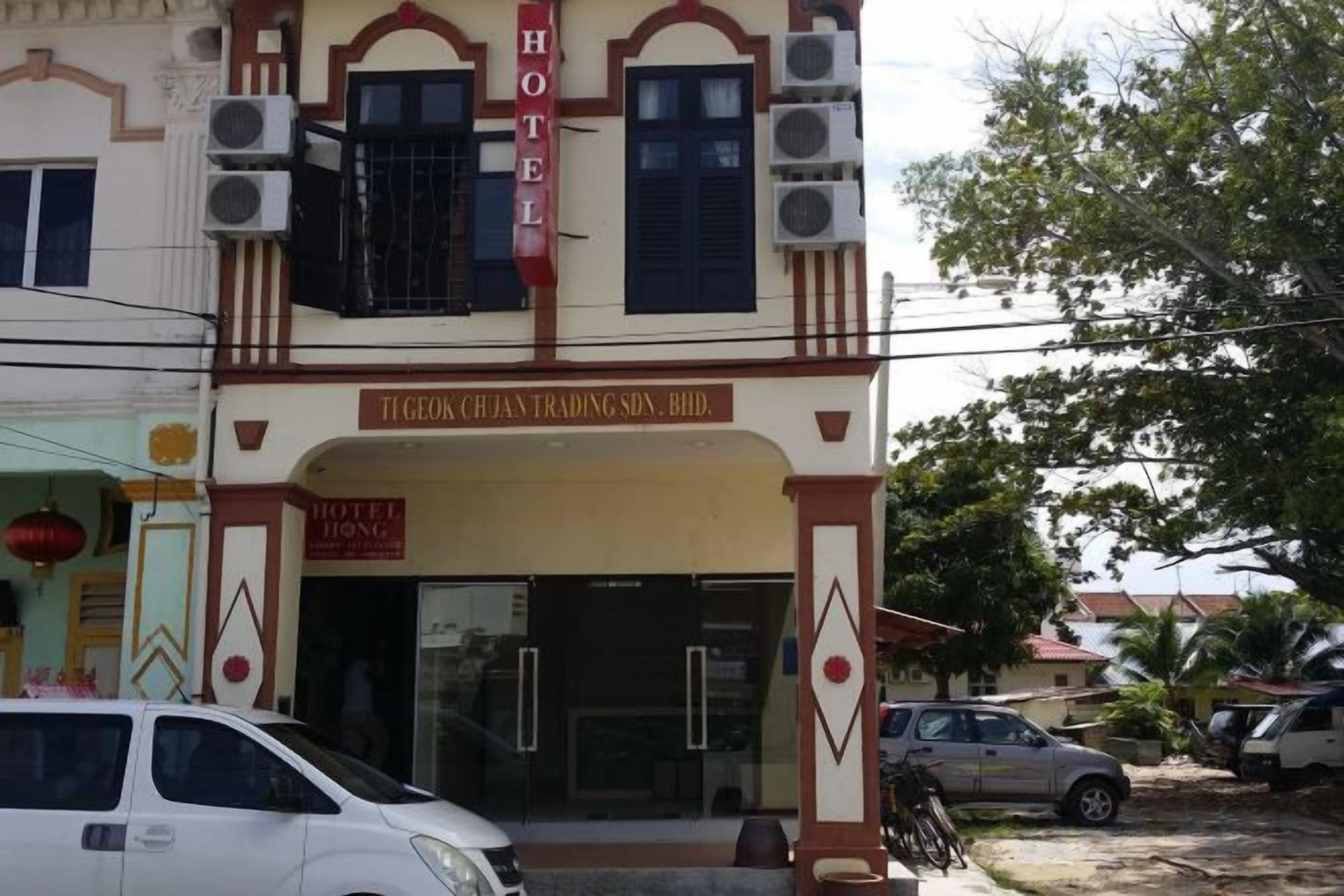 Un hôtel doté d’une enseigne, de climatiseurs et d’une entrée bien visible.