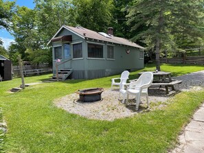 Outdoor dining - Beautiful Hubbard Lake, Lakefront Cottage (Hubbard Lake)