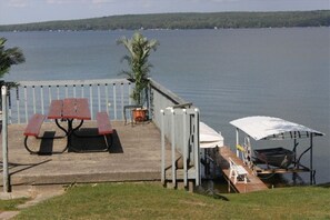 Outdoor dining - Beautiful Hubbard Lake, Lakefront Cottage (Hubbard Lake)