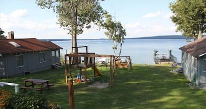 Beautiful Hubbard Lake, Lakefront Cottage