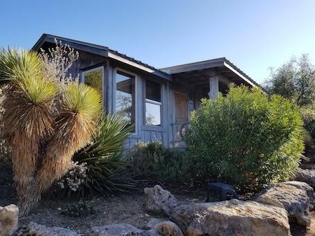 Außenbereich. Rustikale Kabine befindet sich auf eine ruhige und abgeschiedene Ranch