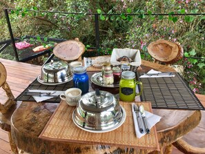 Outdoor dining - Mot Mot Glamping (Filandia)
