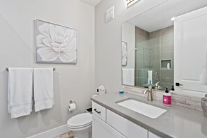 Douche, séchoir à cheveux, serviettes fournies, savon
