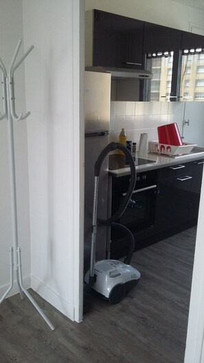 Fridge, oven, dining tables - Apartment T4, 3 branches, near downtown Chambéry (Chambéry)