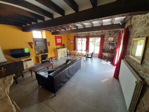 Televisión, reproductor de DVD y estéreo 