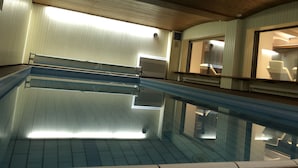 Innendørsbasseng