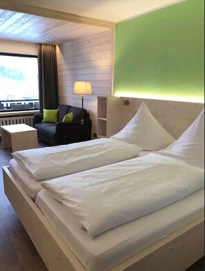 Caja de seguridad en la habitación, escritorio y cortinas blackout 