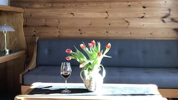 Standard-Doppelzimmer | Wohnbereich | LED-Fernseher